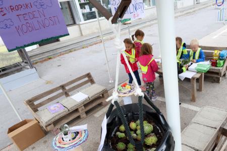 ETM NA PARKIRIŠČU V CENTRU CERKNICE 20 FOTO LJUBO VUKELIČ